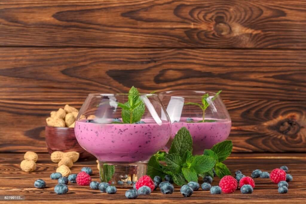 Smoothie de crema de maní, almendras y arándanos