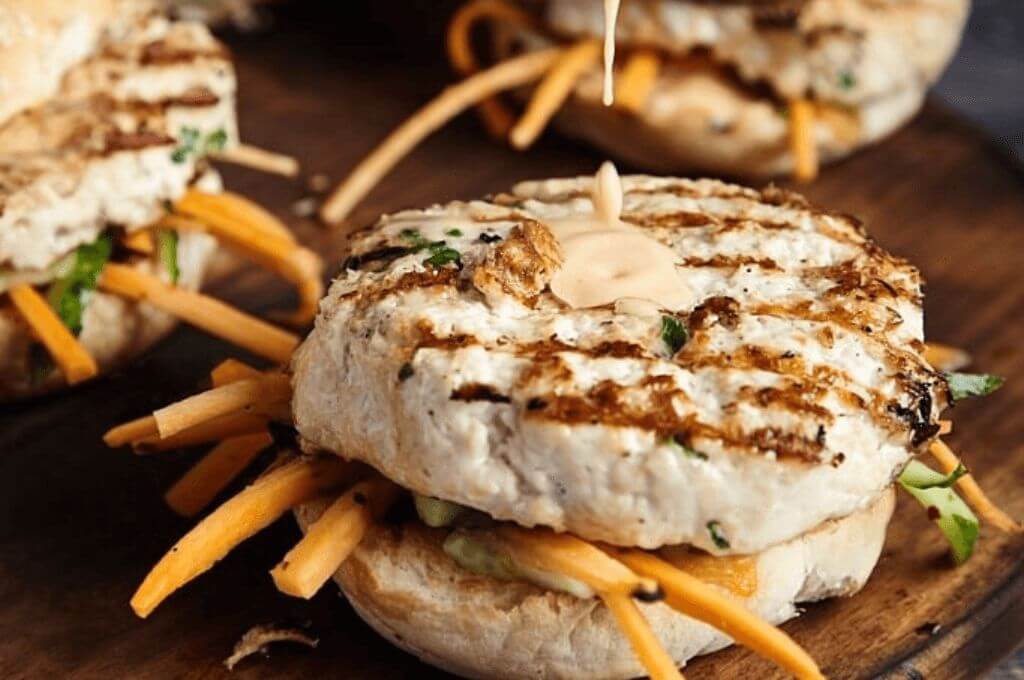 Conquista el paladar de tus comensales con esta hamburguesa thai de pollo.