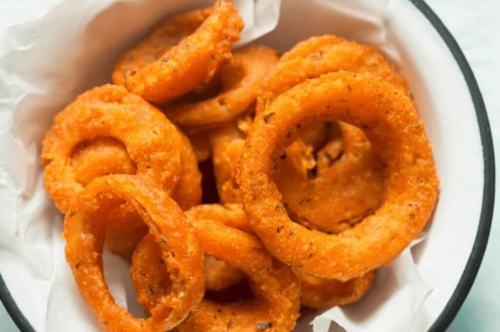 Los aros de cebolla picantes son una verdadera delicia que tiene que probar.