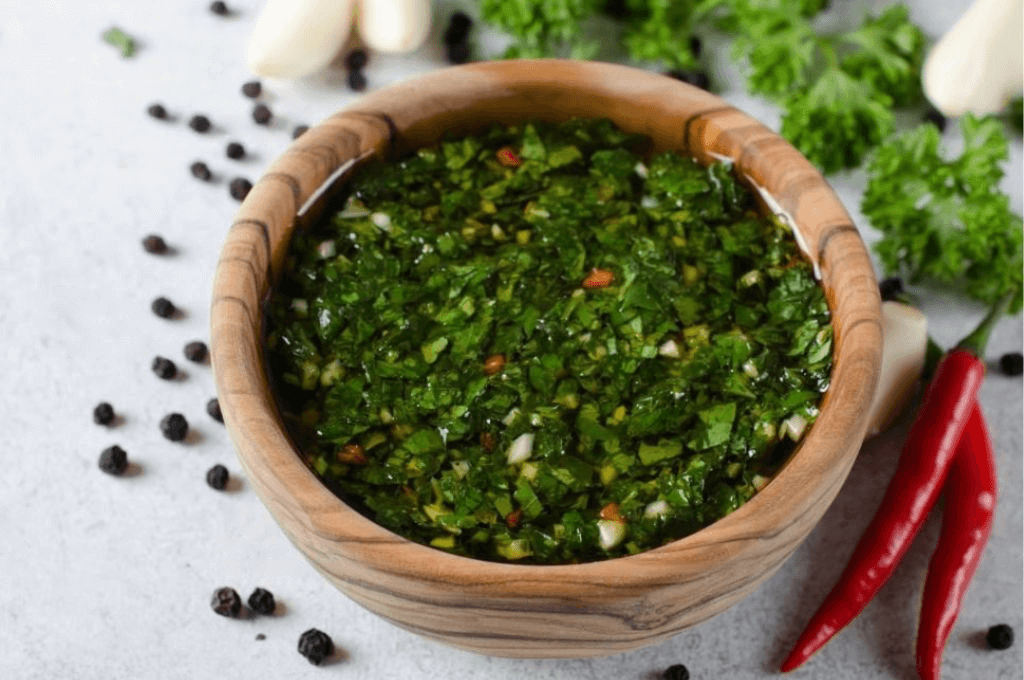 Chimichurri el acompañamiento perfecto de las carnes.