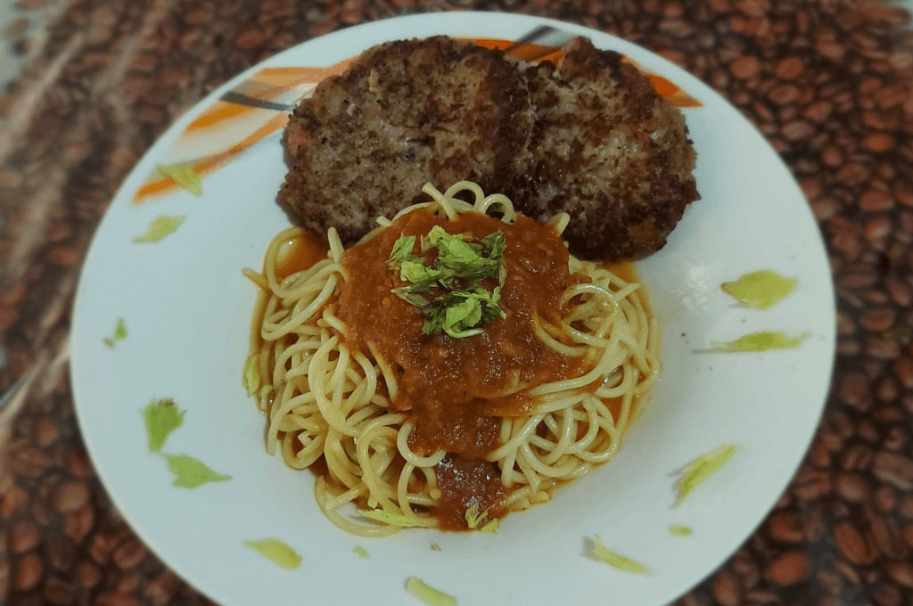 Platillo de pasta en salsa de tomate con tortas de carne presentado al jurado de Buen Provecho.