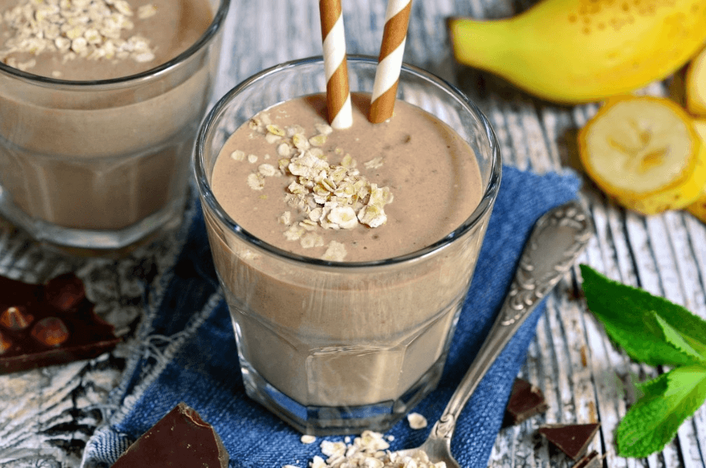 Batido de banano con avena y chocolate la bebida perfecta de tus mañanas.