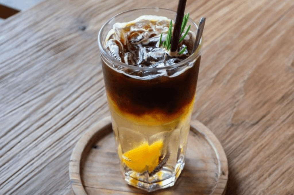 La bebida café y naranja es una fusión de sabores que explotan en el paladar.
