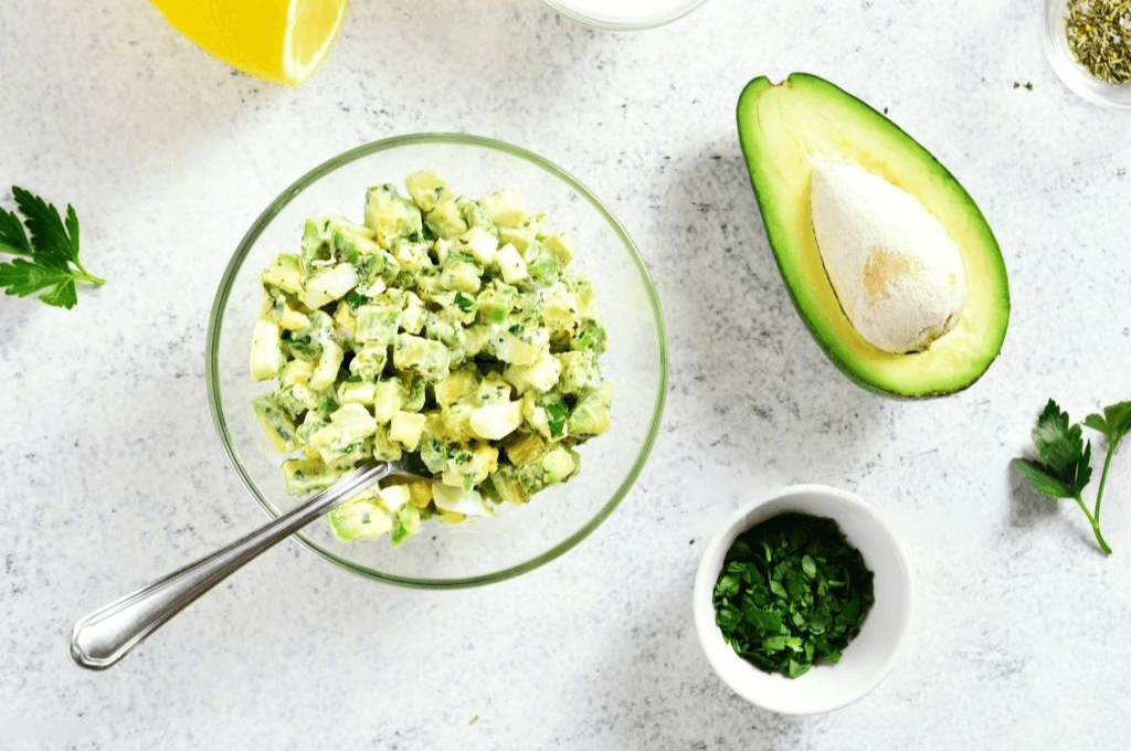 Ensalada de aguacate y huevo un platillo fácil y delicioso.