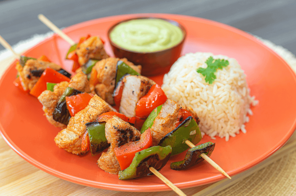 Pinchos de cerdo ranchero con salsa de aguacate