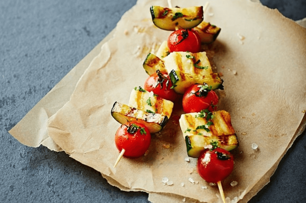 Los pinchos de tomate y queso ahumado es un manjar en boca.