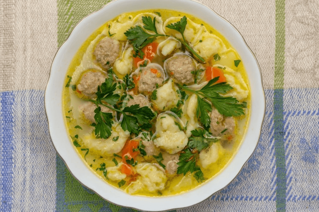 Sopa de capirotadas y albóndigas un sabor que conquista paladares.