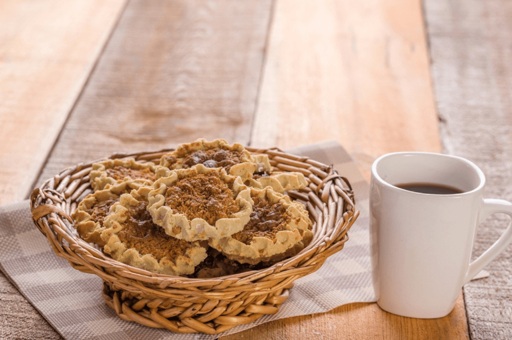 Las tustacas estás hechas a base de harina de maíz y cuajada.