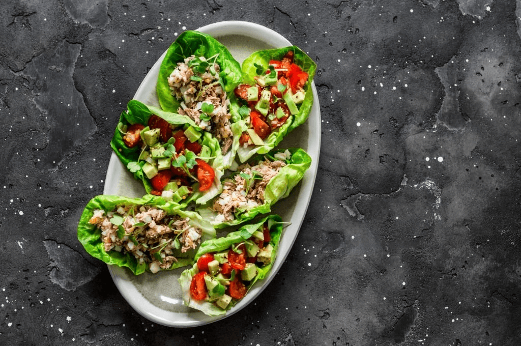 Wraps de atún con tomate, aguacate y aderezo de yogur in sabor autentico.