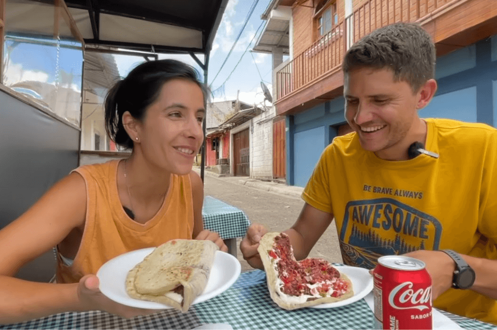 Caro y Santi se deleitaron al probar la baleada hondureña.
