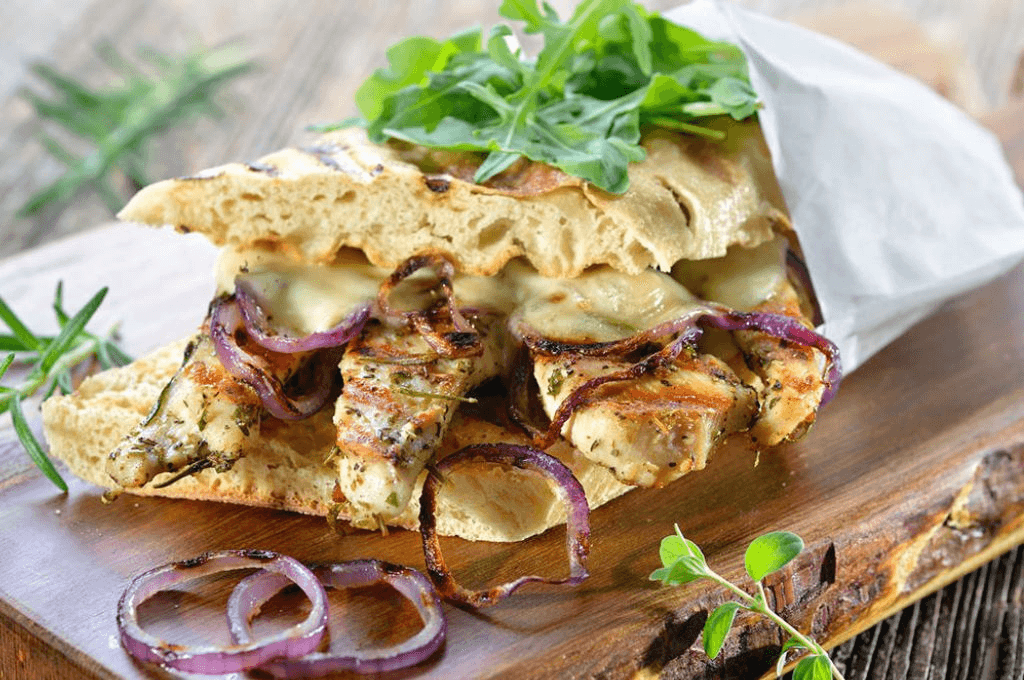 El panini de pollo con cebolla caramelizada es una explosión de sabores intensos.