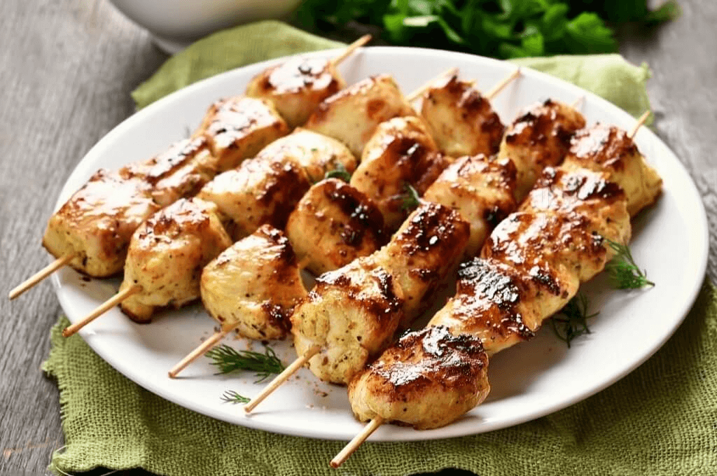 Pinchos de pollo marinados en zacate de limón Pinchos de pollo marinados en zacate de limón