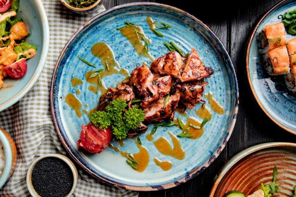 Plato de carne, decorado con salsas.