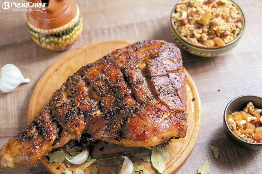 cena navideña hondureña: pierna de cerdo