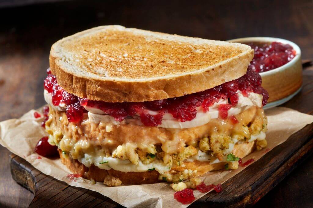 Sándwich de pavo con gravy y salsa de arándanos