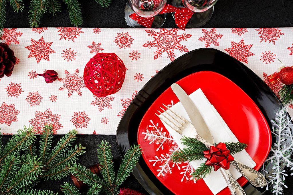 Mesa decorada con temática de Navidad.
