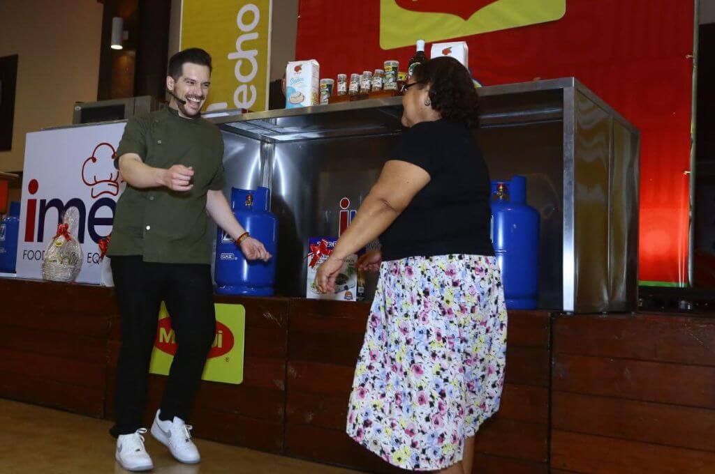 Chef Gustavo Fernández bailando punta.