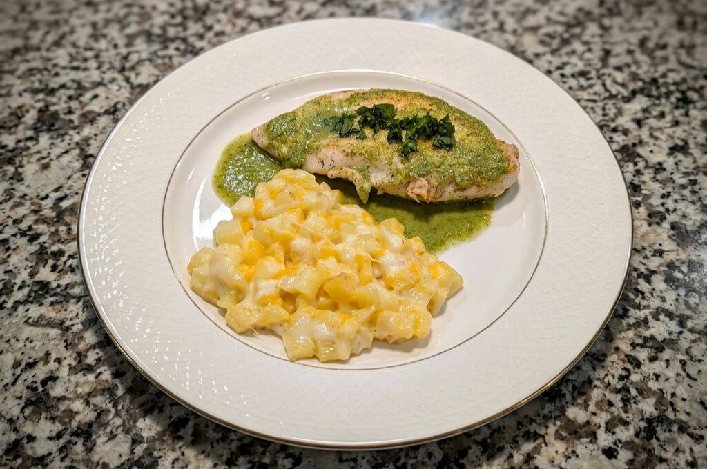 Pollo en salsa de cilantro con papas gratinadas