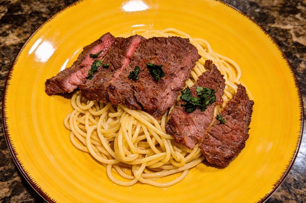 Pasta en salsa blanca con res en mantequilla